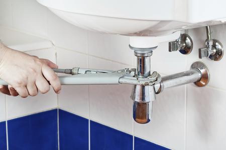 Come smontare il lavandino del bagno