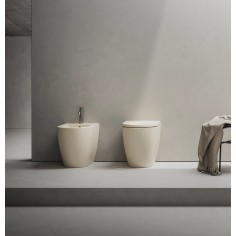 HATRIA Futura coppia di sanitari a terra con copriwater SoftClose