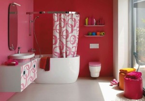 bagno colorato di rosso e rosa