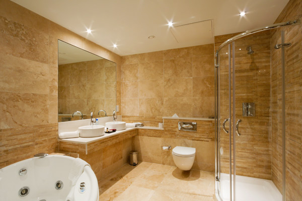 Bagno con rivestimento elegante