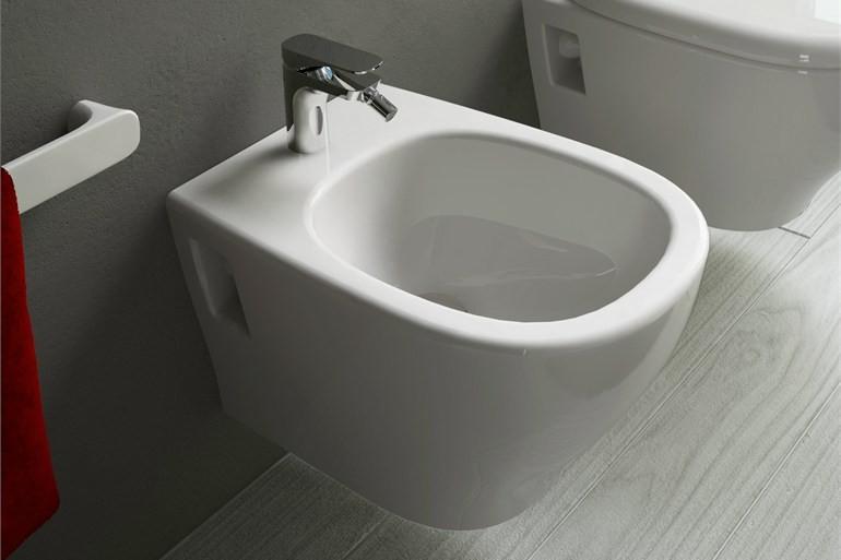 Bidet con rubinetto