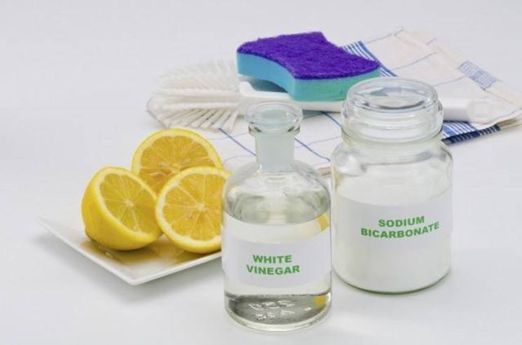 Uso del bicarbonato per rimuovere la ruggine dal bagno