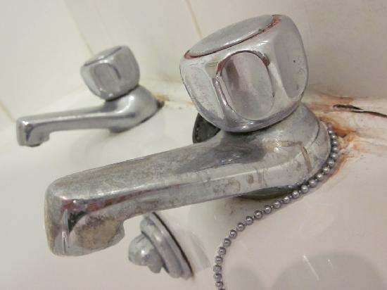 Pulire i rubinetti incrostati dal calcare
