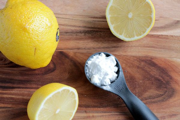 Limone e bicarbonato per pulire i rubinetti