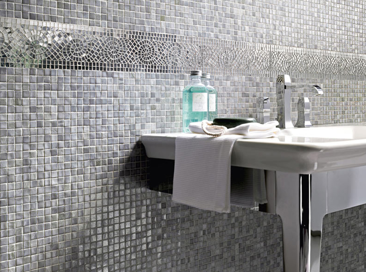 Bagno con mosaico grigio