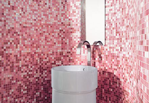 Bagno rivestito con mosaico